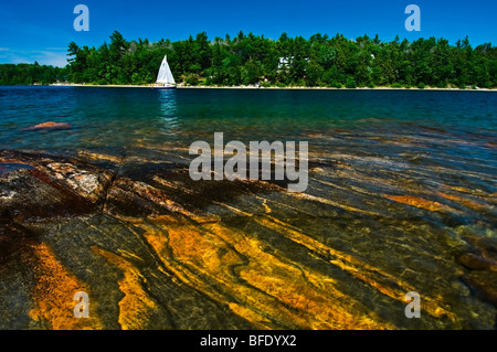 Barca a vela sul Carling Bay, Parry Sound, Ontario, Canada Foto Stock