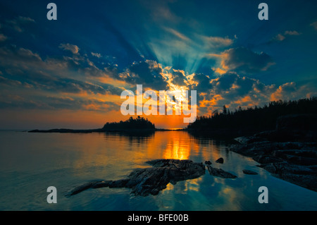 Sunrise su Georgian Bay al punto bruciato, Fathom cinque National Marine Park, Ontario, Canada Foto Stock