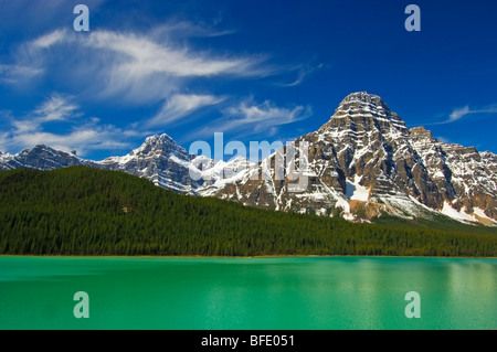 Montare Chephren e abbassare gli uccelli acquatici lago in primavera, il Parco Nazionale di Banff, Alberta, Canada Foto Stock