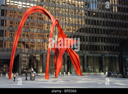 Flamingo scultura di Alexander Calder, una stabile in Federal Plaza di fronte alla Kluczynski Edificio Federale a Chicago Foto Stock