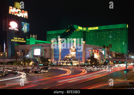 MGM Hotel - Scena Notturna - Traffico a Las Vegas (striscia) Foto Stock