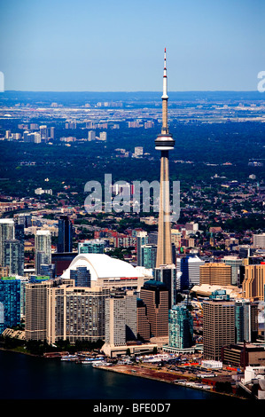 La CN Tower e il Rogers Centre nel centro cittadino di Toronto, Ontario, Canada Foto Stock