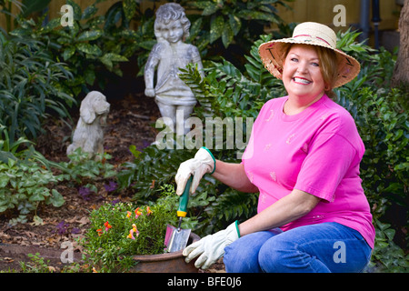 Bella donna matura il giardinaggio. Foto Stock
