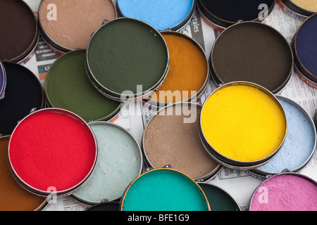 Colorato powered vernici per scarpe di colorazione Foto Stock
