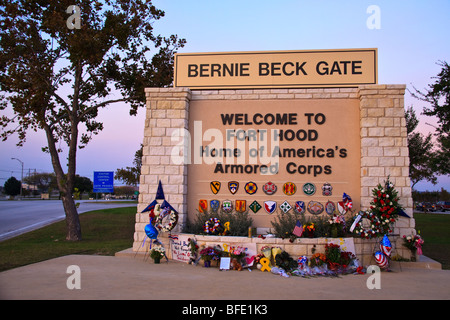 Memorial fiori a Bernie Beck Gate, Fort Hood, Killeen, Texas Foto Stock