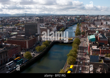 Il Liffey scorre attraverso il centro della città di Dublino (sotto l'O'Connell Bridge). Vista da Liberty Hall, Eden Quay, Dublin, Irlanda. Foto Stock