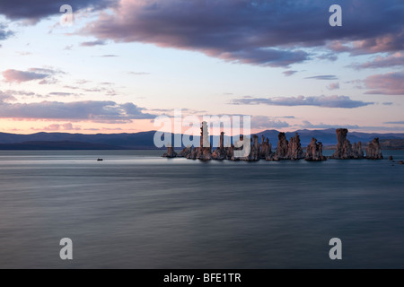 Twilight al di sopra della California Lago mono e una coppia di gufi sedersi sulla sommità del tufo offshore torri. Foto Stock