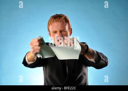 Angry Man in suit lacerare le carte Foto Stock