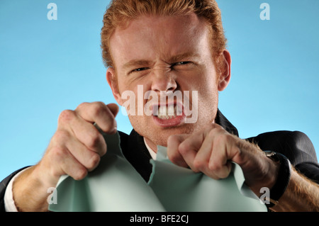 Angry Man in suit lacerare le carte Foto Stock