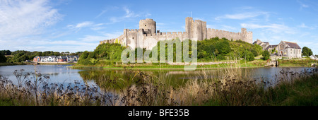 Una vista panoramica di Pembroke Castle attraverso il fiume di Pembroke, Pembrokeshire, Galles Foto Stock