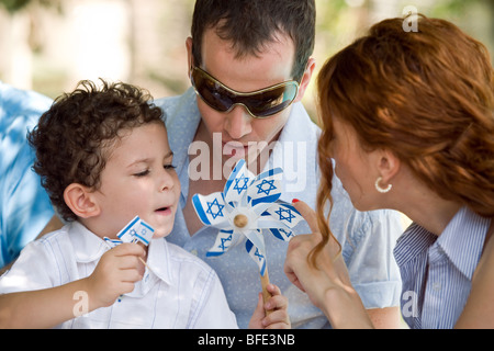 Ragazzo giovane azienda bandiere nazionali. Foto Stock