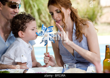 Ragazzo giovane azienda bandiere nazionali. Foto Stock