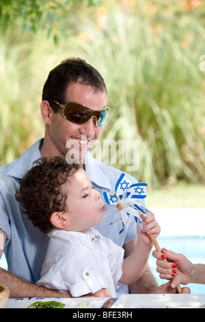 Ragazzo giovane azienda bandiere nazionali. Foto Stock