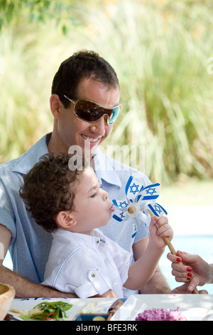 Ragazzo giovane azienda bandiere nazionali. Foto Stock