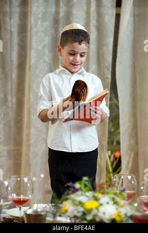 Ragazzo lettura 'Ma Nishtana' a Seder notte. Foto Stock