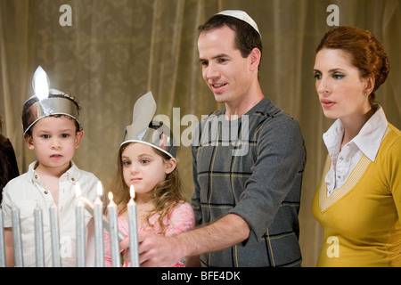 Illuminazione della famiglia Hanukkah candele. Foto Stock