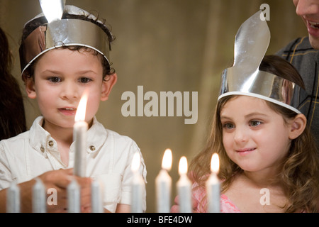 Illuminazione della famiglia Hanukkah candele. Foto Stock