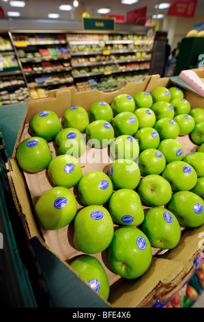 Mele Granny Smith verde brillante in vendita nel corridoio di frutta fresca e verdura in un supermercato britannico. Foto Stock