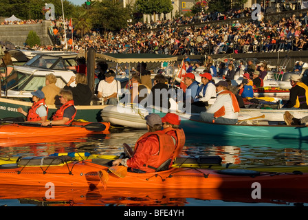 I barcaioli folla al porto per l annuale estate Symphony Splash in Victoria, Isola di Vancouver, British Columbia, Canada Foto Stock