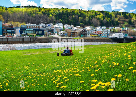 Una giovane coppia con due cuccioli sulla sponda est del fiume Malbaie, La Malbaie, Charlevoix, Quebec, Canada Foto Stock