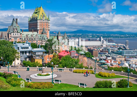 Paesaggio della Vecchia Quebec City con Chateau Frontenac a distanza e Cap Diamant park in primo piano Foto Stock