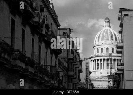 Tramonto illumina la cupola del campidoglio (capitolio) a l'Avana, Cuba. Foto Stock