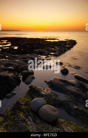 Tramonto sulla spiaggia Abbotsham sulla North Devon Coast UK Foto Stock