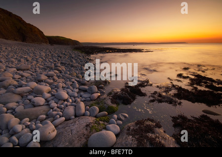 Tramonto sulla spiaggia Abbotsham sulla North Devon Coast UK Foto Stock