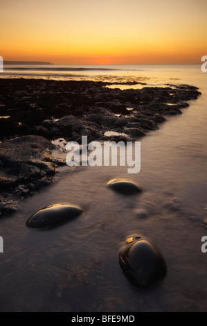 Tramonto sulla spiaggia Abbotsham sulla North Devon Coast UK Foto Stock