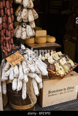 Un deli memorizzare la visualizzazione di cibi locali a Norcia Umbria Italia Foto Stock