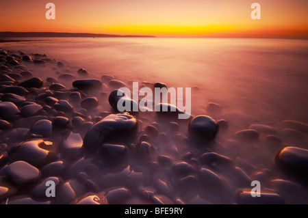 Tramonto sulla spiaggia Abbotsham sulla North Devon Coast UK Foto Stock