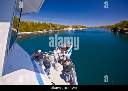 I passeggeri a bordo di airone blu tour in barca da Tobermory in Fathom cinque National Marine Park Lago Huron Ontario Canada Foto Stock
