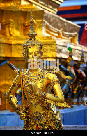 Kinnara, scultura di metà uccello metà uomo essendo. A guardia di Wat Phra Kaew Foto Stock