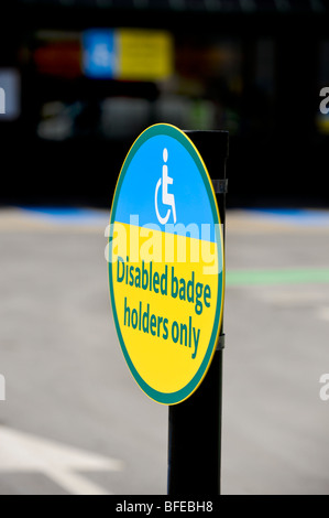 Badge disabili titolari solo - segnaletica al di fuori di Morrisons store in East Sussex. Regno Unito. Foto Stock