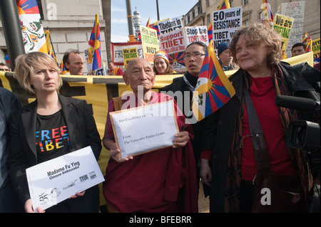 La libertà del Tibet marzo a Londra il cinquantesimo anniversario della "di Sollevazione del Popolo Tibetano'. Monaco Palden Gyatso, con la lettera Foto Stock