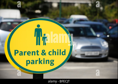 Genitore e bambino segni di parcheggio - Morrisons supermercato, UK. Foto Stock