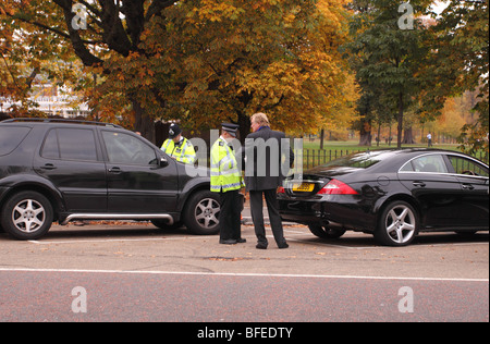 La Metropolitan Police Officer parlando a un pilota di auto lungo la West di azionamento del carrello in Hyde Park Londra solo uso editoriale Foto Stock