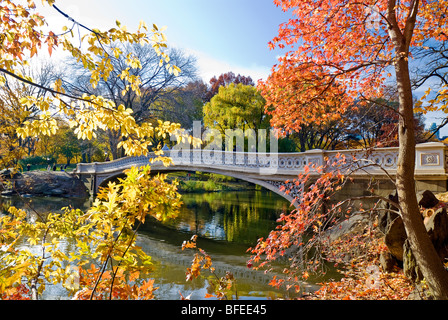 Ponte di prua in autunno, al Central Park di New York City. Foto Stock