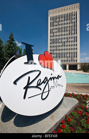 "Io amo la Regina' segno, Municipio edificio e fontana nel Queen Elizabeth II corte, Regina, Saskatchewan, Canada Foto Stock
