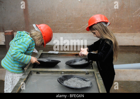 2 ragazze 'panning' per gli sciocchi oro e pietre semi-preziose a Geevor miniera di stagno in Cornovaglia, Regno Unito Foto Stock