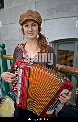 Femmina performer di strada suonando la fisarmonica, Quebec City, Quebec, Canada Foto Stock