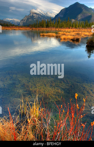 Mount Rundle riflessa nei Laghi Vermillion al di fuori di Banff, Alberta, Canada Foto Stock