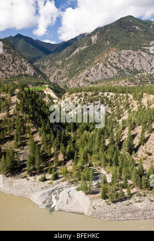 Vista aerea del Fraser Fiume e le montagne tra le città di Lytton e Lillooet in British Columbia, Canada Foto Stock