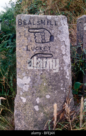 Tamar Valley Cornwall Regno Unito old stone miglio post con le dita in direzione di puntamento a Bealsmill e Lucket Foto Stock