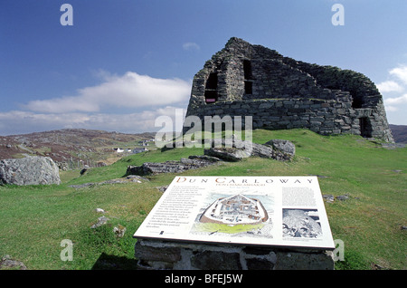 Dun Carloway (in gaelico scozzese Dùn Chàrlabhaigh) broch a Carloway, sulla costa occidentale dell'isola di Lewis in Scozia Foto Stock