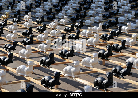 Installazione ispirata a Leonardo da Vinci la Dama con l'ermellino da Ottmar Horl, Maria Maddalena Sq, Cracovia in Polonia, Autunno 2009 Foto Stock