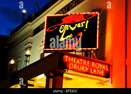 Il Theatre Royal Drury Lane. Tabellone luminoso per il Musical Oliver. Londra, Regno Unito Foto Stock