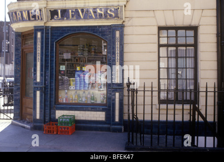 Tradizionale caseificio gallese in London W1, Regno Unito off Warren Street gold lettering con J Evans, agricoltore, porta basculante con piastrelle di ceramica in facciata Foto Stock