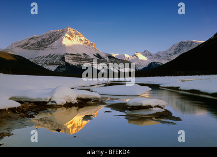 Sunwapta Fiume con picco Sunwapta e Monte Kitchener in inverno, il Parco Nazionale di Jasper, Alberta, Canada Foto Stock