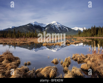 Il Sundance gamma e il terzo lago Vermiglio, il Parco Nazionale di Banff, Alberta, Canada Foto Stock